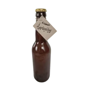 Flaska med äppleglögg från Fristorps gård med naturlig färg och etikett.
