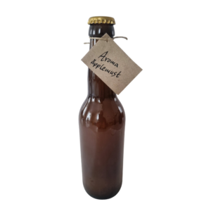 Glasflaska med Aroma äpplemust från Fristorps gård och handskriven etikett på flaskhalsen.