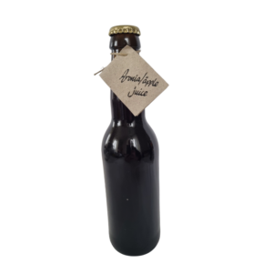 Flaska med aronia och äpplejuice från Fristorps gård med naturlig färg.