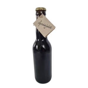 Flaska med aroniajuice från Fristorps gård med mörk färg.