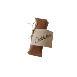 Kolastång med chokladkola från Fristorps gård, mjuk och mörk i färgen.