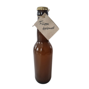 Flaska med Filippa äpplemust från Fristorps gård, naturligt grumlig must.