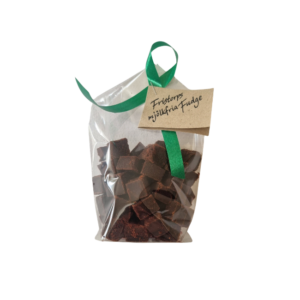 Bitar av mjölkfri fudge från Fristorps gård med mjuk och krämig konsistens.