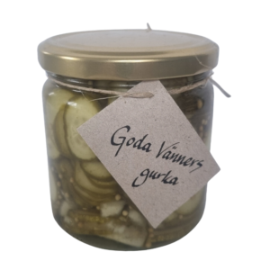 Burk med skivad inlagd gurka från Fristorps gård med dill och kryddor.