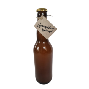 Flaska med Gravensteiner äpplemust från Fristorps gård, naturligt grumlig must.