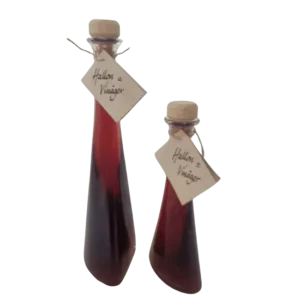 Flaska med hallonvinäger från Fristorps gård med röd färg från hallon.