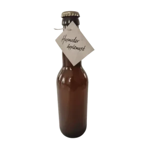 Flaska med Husmoder äpplemust från Fristorps gård, naturligt grumlig must.