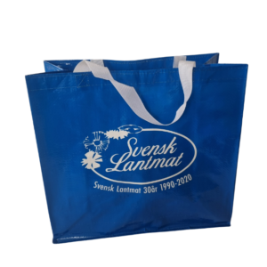 Blå flergångskasse i vävd plast från Svensk Lantmat med handtag.