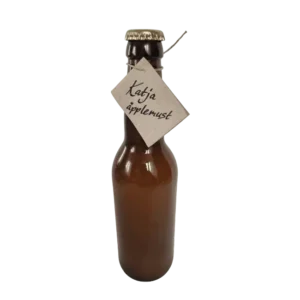 Flaska med Katja äpplemust från Fristorps gård, naturligt grumlig must.