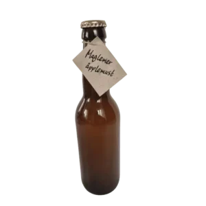 Flaska med Maglemer äpplemust från Fristorps gård med naturlig färg och etikett.