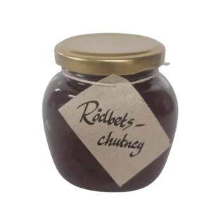 Burk med rödbetschutney från Fristorps gård med mörkröd färg och fyllig konsistens.