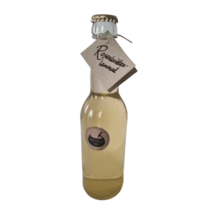 Flaska med rosenkvittenlemonad från Fristorps gård med naturlig färg och enkel etikett.