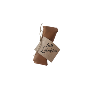 Kolastång med salt lakritskola från Fristorps gård, mörk och mjuk i konsistensen.