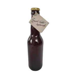 Flaska med svart vinbär och äpplemust från Fristorps gård med mörk färg.