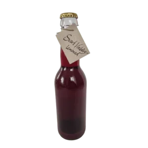 Flaska med svart vinbärslemonad med mörk färg och enkel etikett.