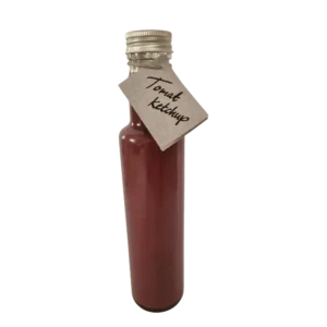 Flaska med röd tomatketchup från Fristorps gård gjord på lokala tomater.