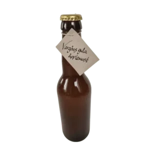 Flaska med Vargöns gula äpplemust från Fristorps gård med ljus färg.