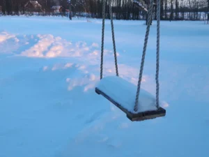 Svart betsad trälåda för tre flaskor med läderstängning.