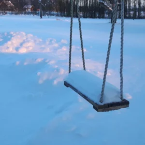 Svart betsad trälåda för tre flaskor med läderstängning.