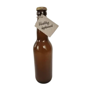 Flaska med Wealthy äpplemust från Fristorps gård med naturlig färg.