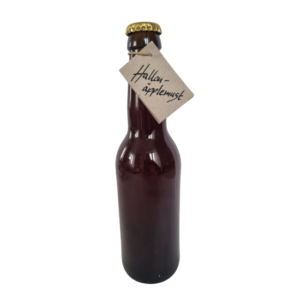 Flaska med hallon och äpplemust från Fristorps gård med röd färg.